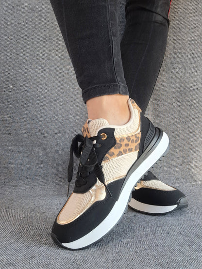 Chaussures baskets en tissu beige et noir avec un motif léopard style sneakers