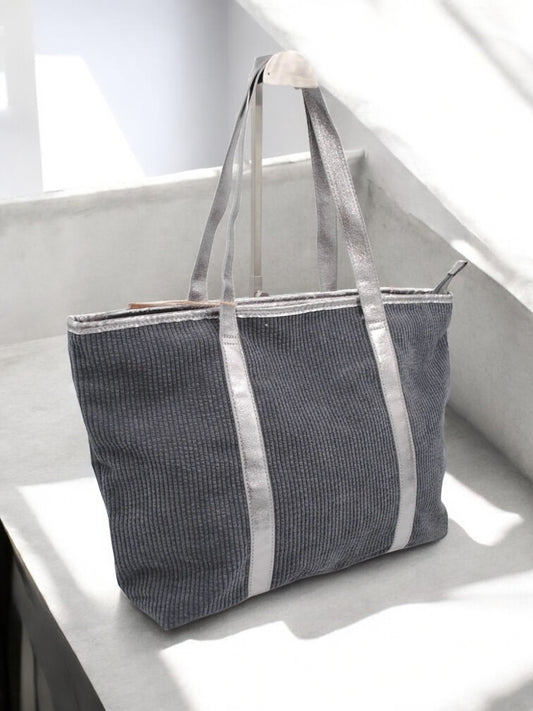 Sac à main style cabas porté main en tissu gris avec anses et bandes argentées