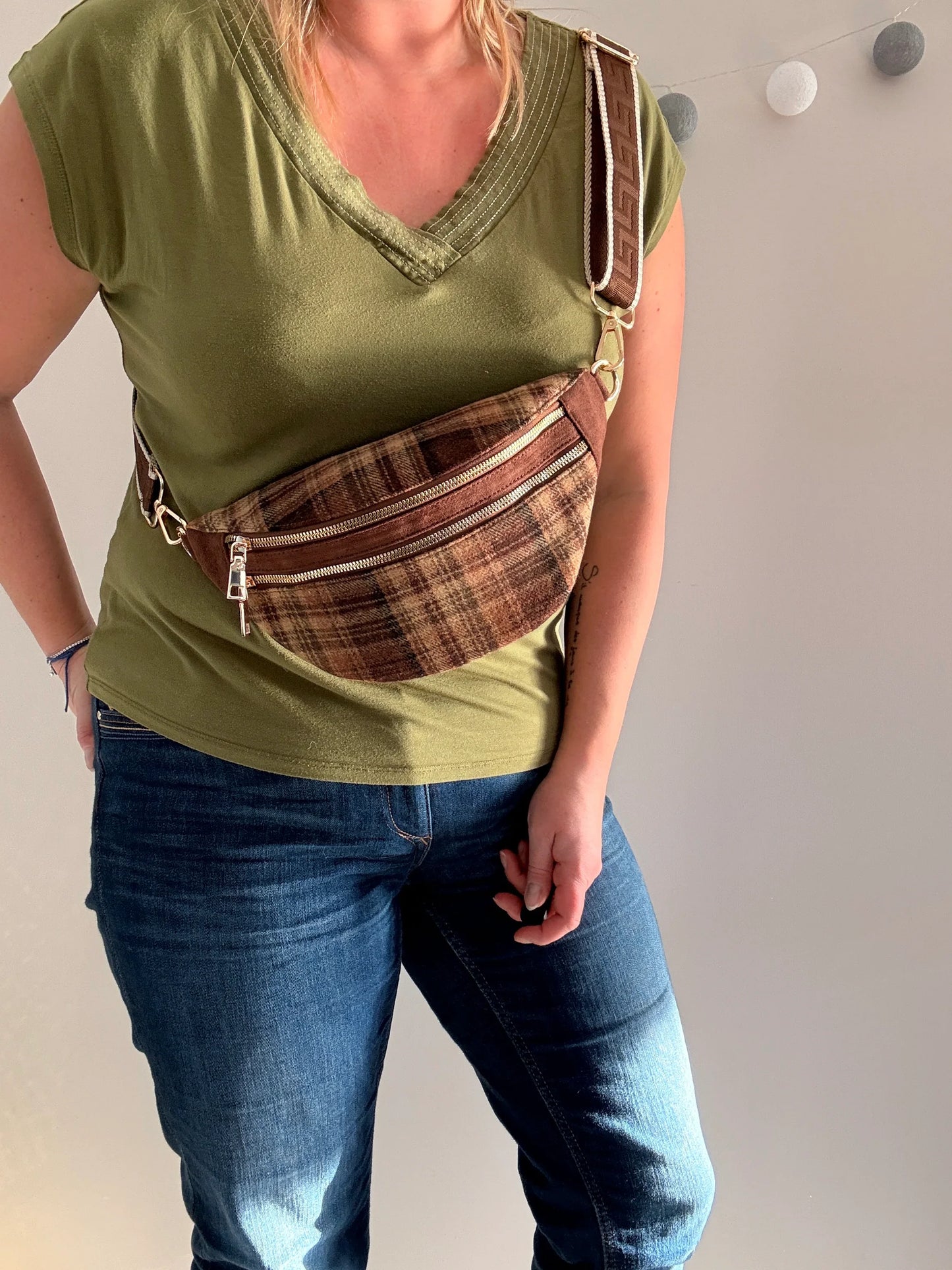 Riñonera de tela con estampado escocés, correa fantasía en tonos marrones