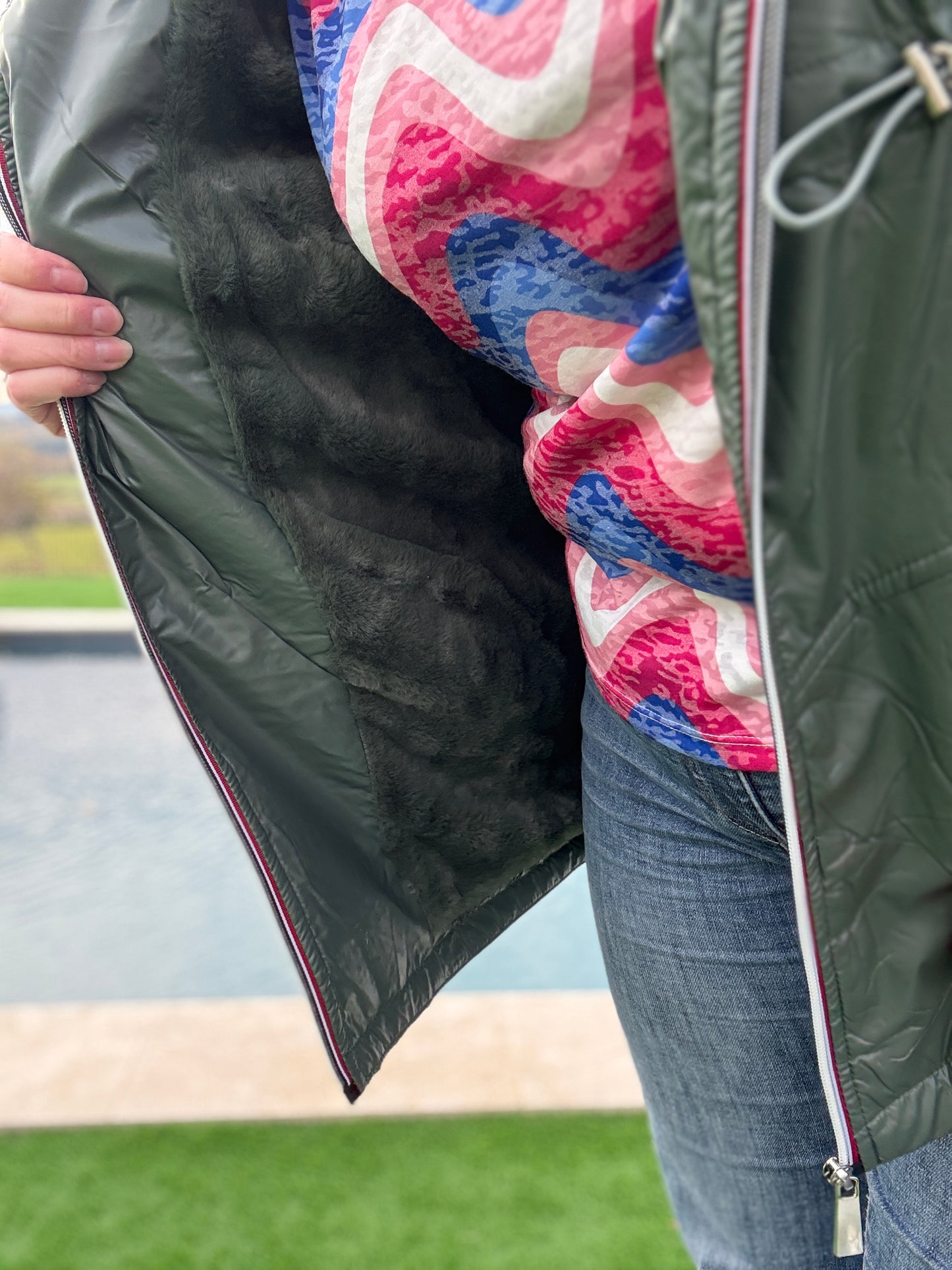 Attrait Paris - Manteau mi-long imperméable fourré resserrable à la taille kaki brillant