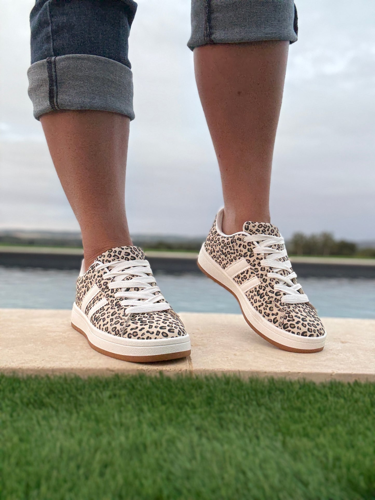 Chaussures baskets basses motif léopard basse en tissu beige style campus