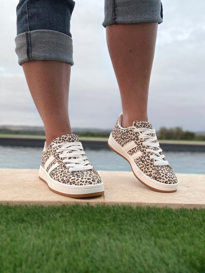 Chaussures baskets basses motif léopard basse en tissu beige style campus
