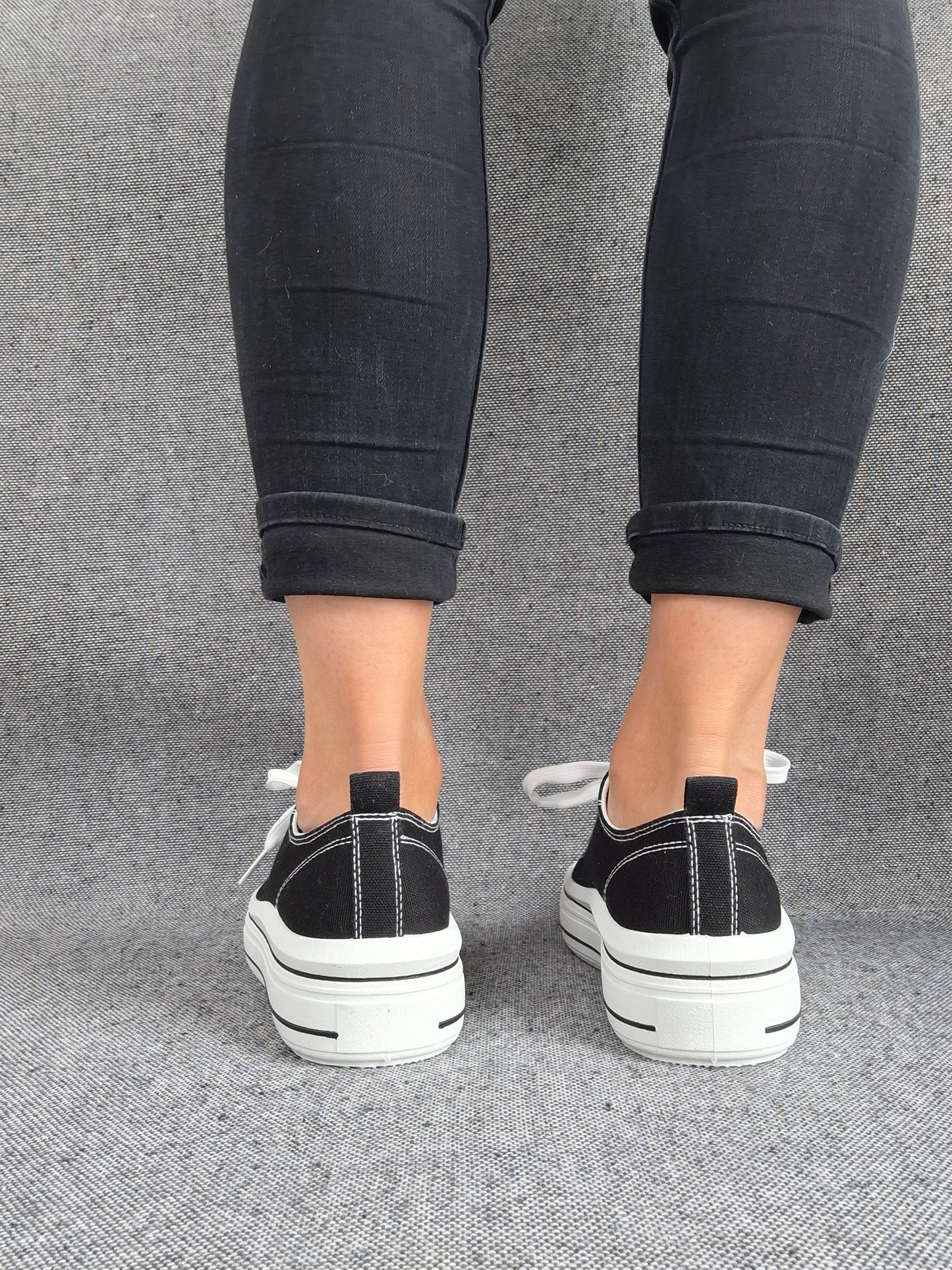 Chaussures baskets en toile tissu noir semelle épaisse style converse