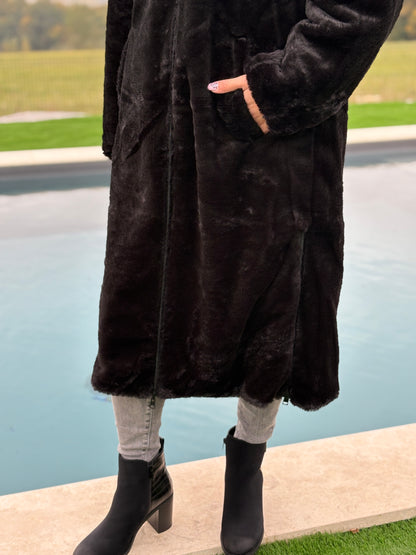 Manteau long réversible noir fausse fourrure avec capuche et cordons de serrage à la taille