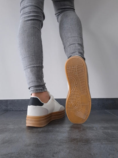 Chaussures baskets blanches légèrement compensée style campus à bandes noires