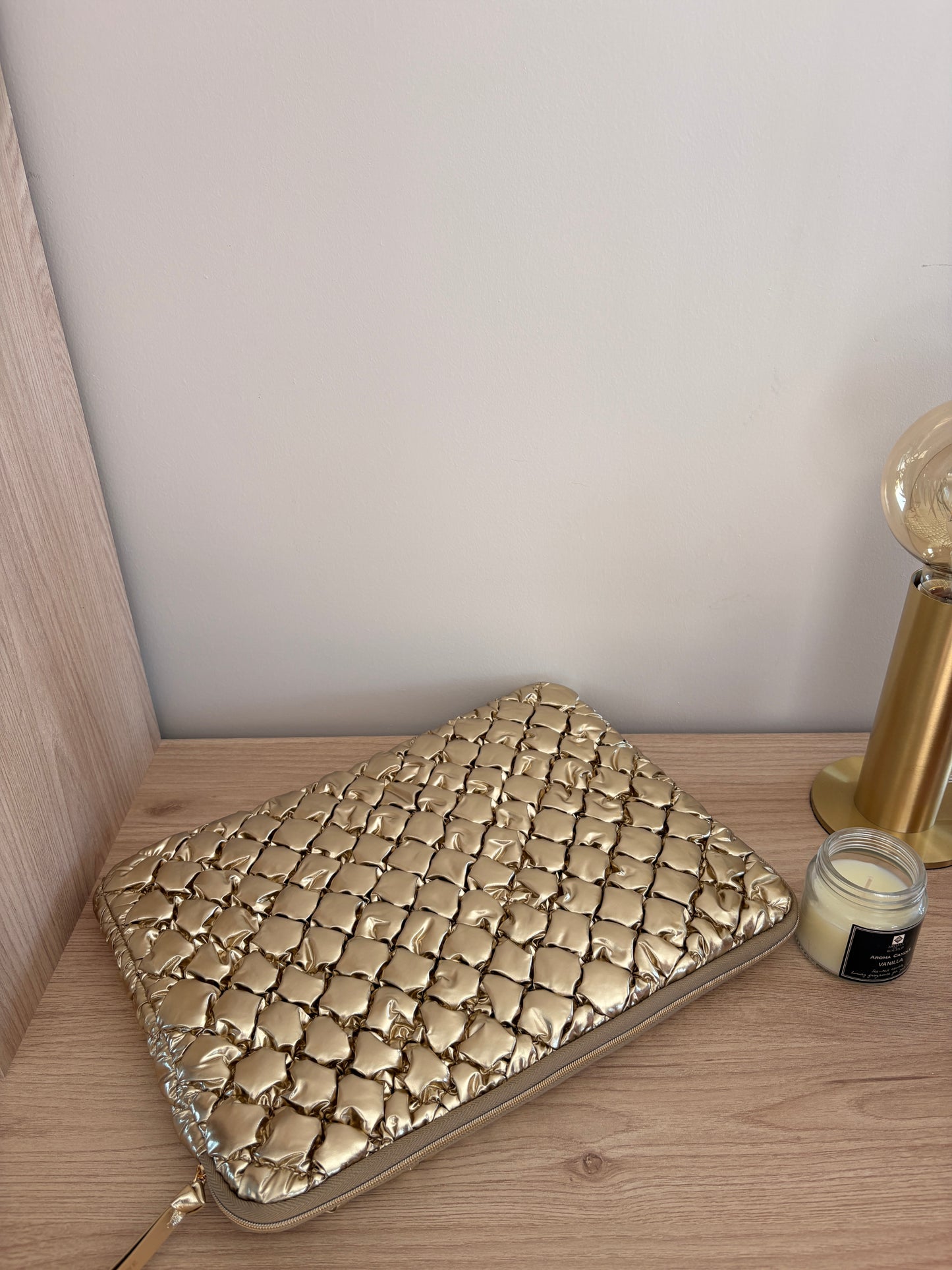 Pochette housse d’ordinateur 14’ matelassé motif relief couleur Dorée