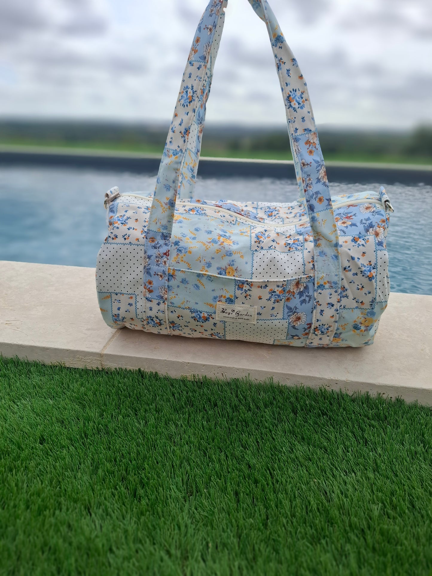 Sac polochon week end de voyage en tissu coton patchwork motifs floraux bleu clair et jaune