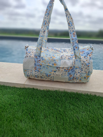 Sac polochon week end de voyage en tissu coton patchwork motifs floraux bleu clair et jaune