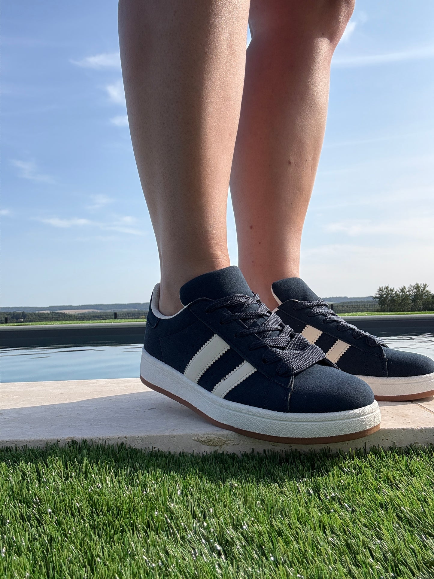 Chaussures baskets basses bleu marine blanc style campus