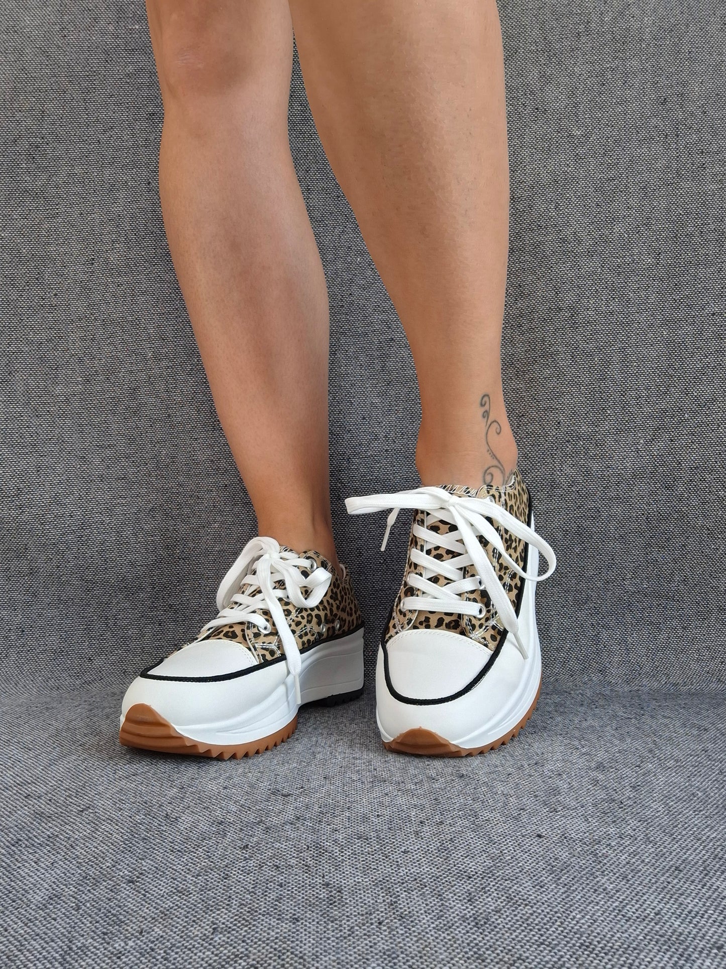 Chaussures baskets basses plate-forme tissu toile motif léopard