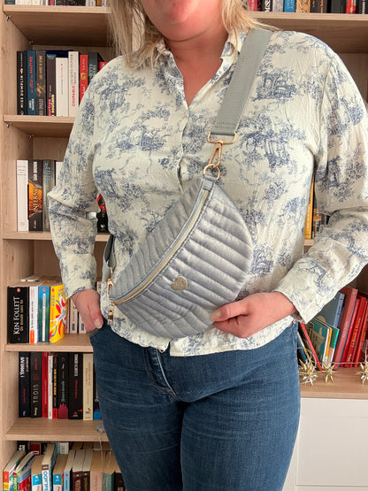 Sac banane bleu clair irisé en tissu texturé relief – style chic et finitions dorées pour femme