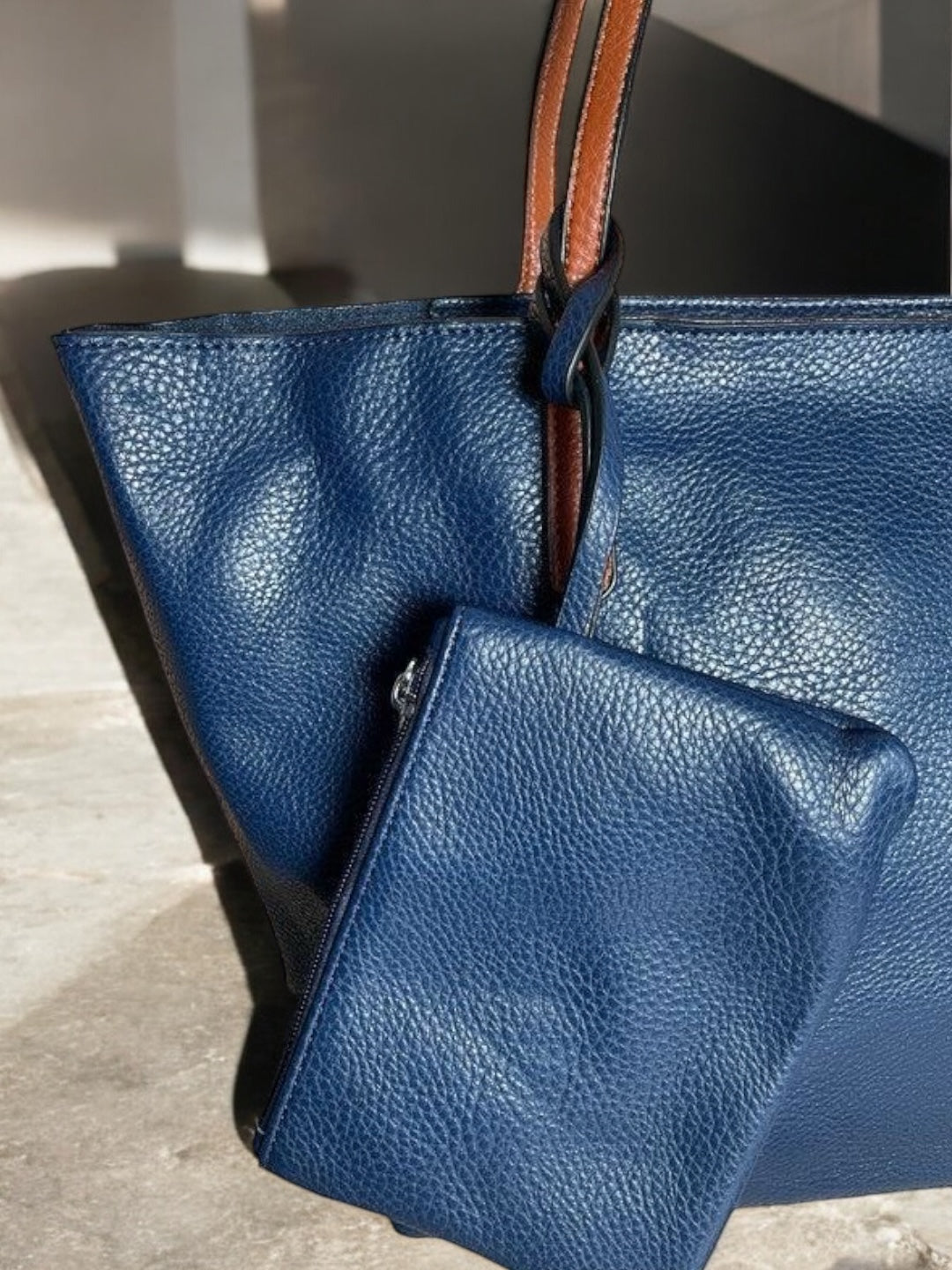 Sac à main 3 pieces simili cuir bleu marine avec porte monnaie et trousse et anses camel