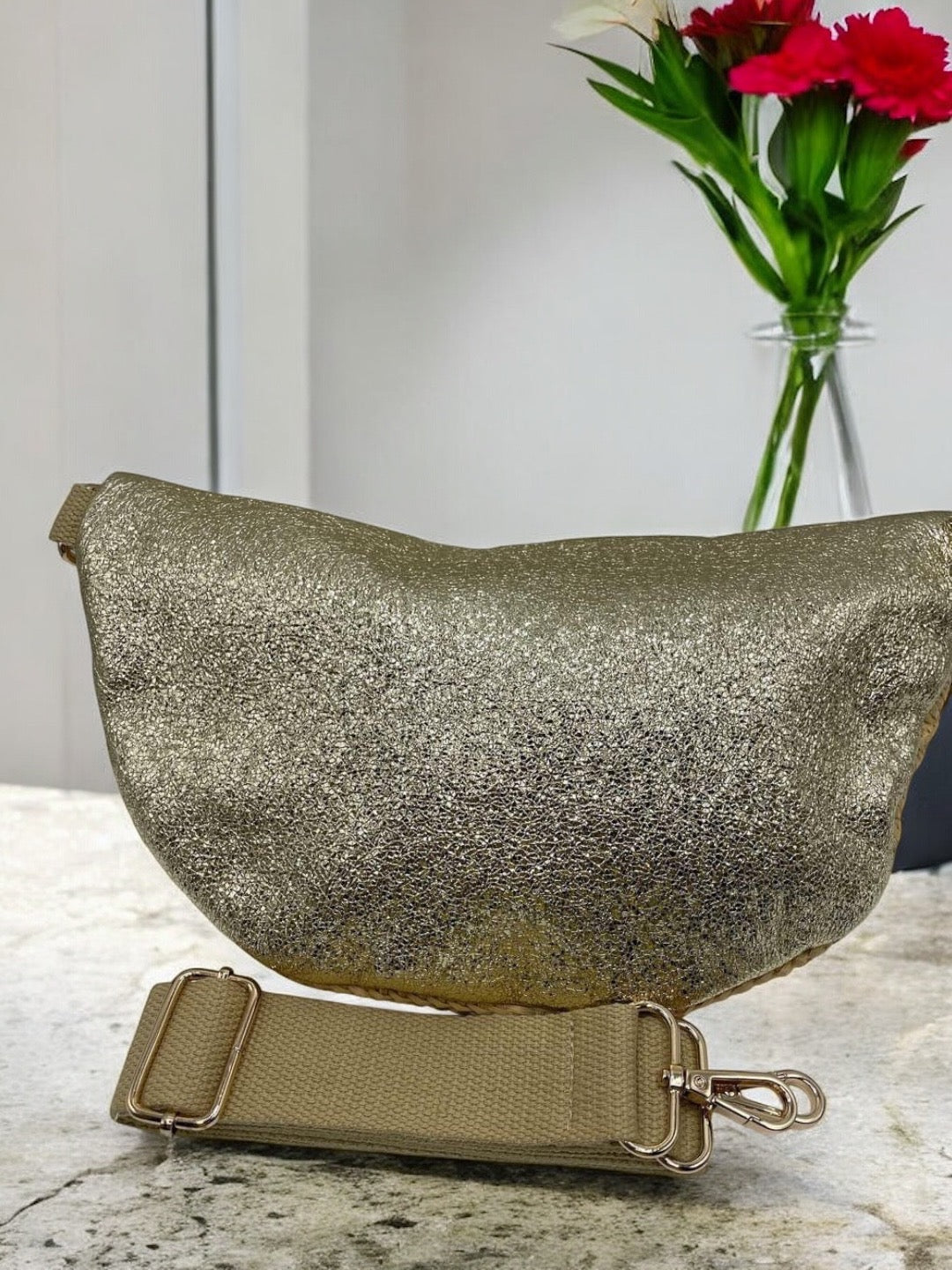 Sac banane bi-matière en paille beige et simili cuir doré pailleté