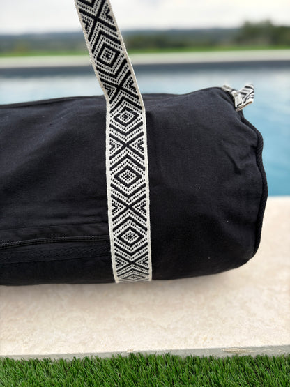 Sac polochon en coton tissu noir avec poignées motifs géométriques en noir et blanc