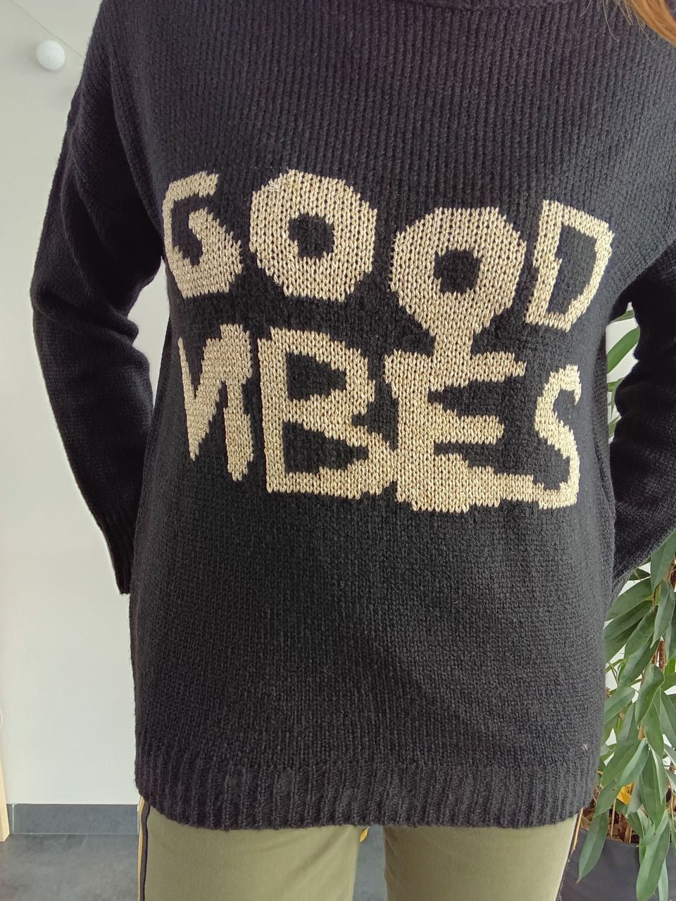 Pull mailles noir inscription “good vibes” doré