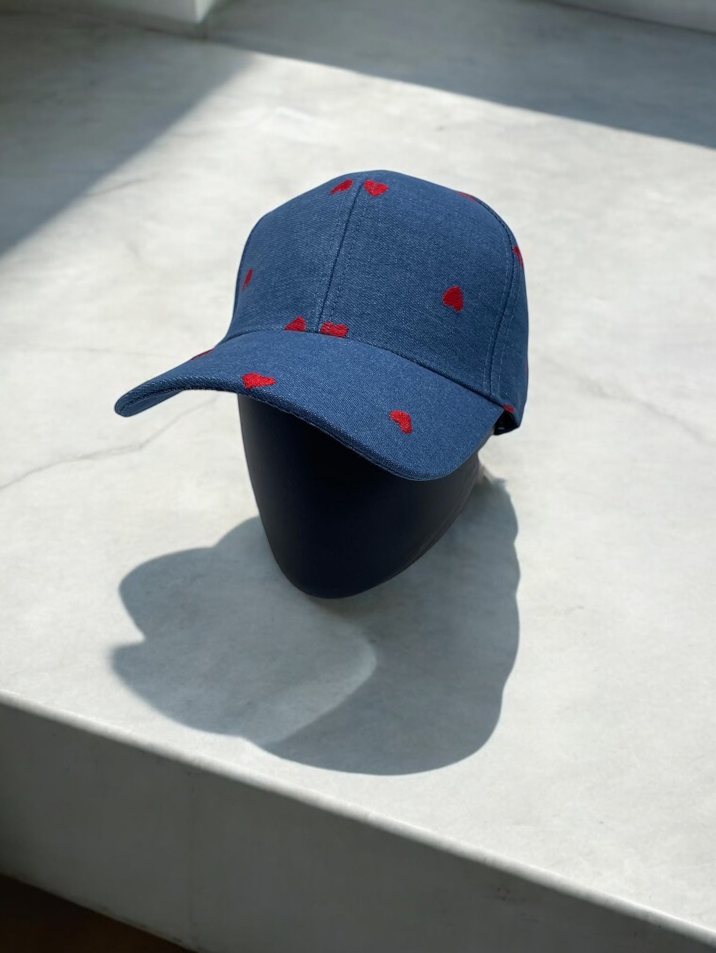 Casquette en coton bleu denim avec motifs cœur rouge