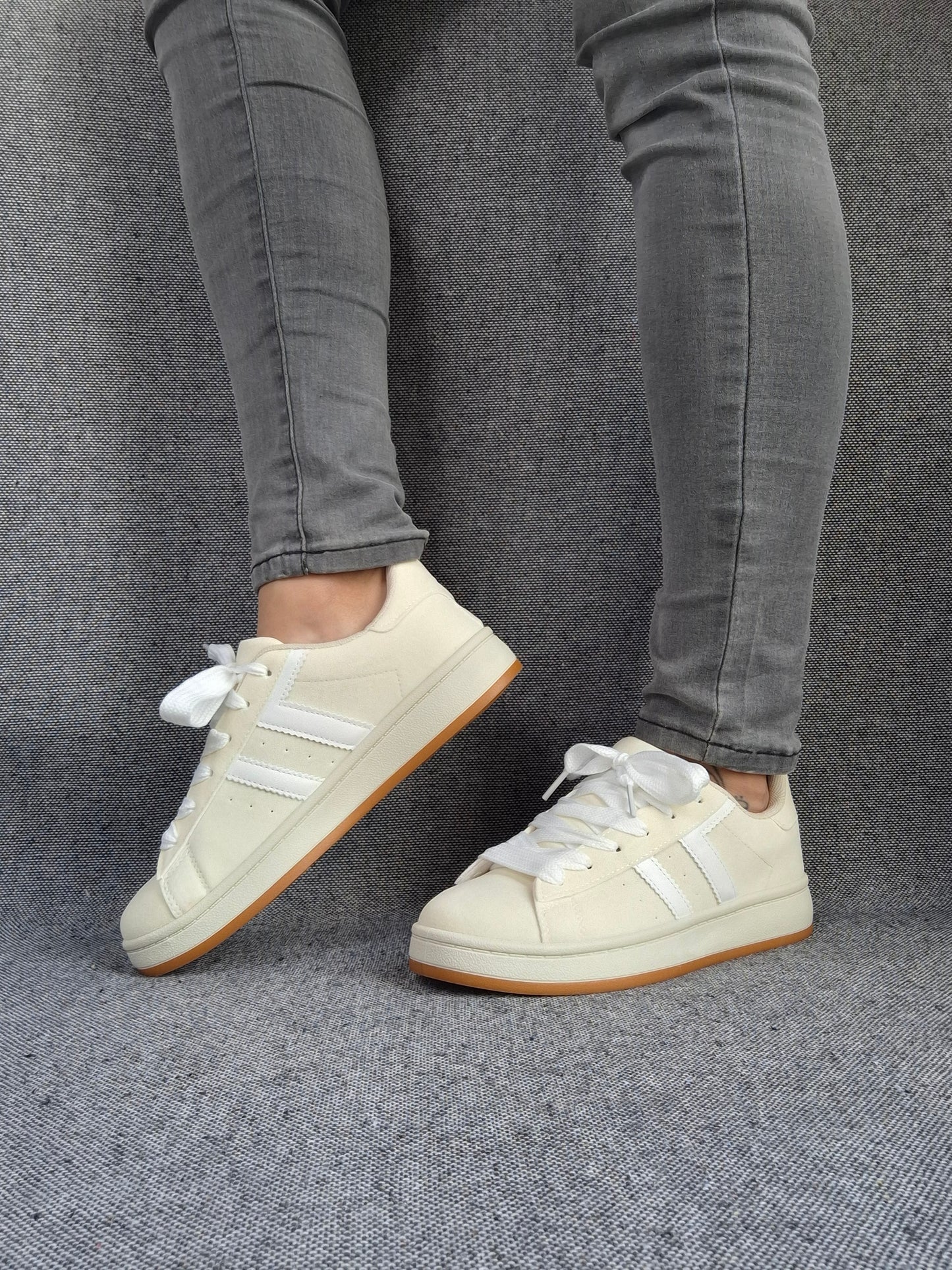Chaussures baskets basses beige clair à bandes blanches style campus