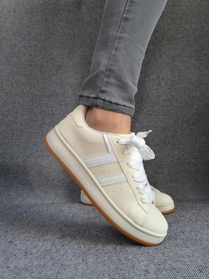 Chaussures baskets basses beige clair à bandes blanches style campus
