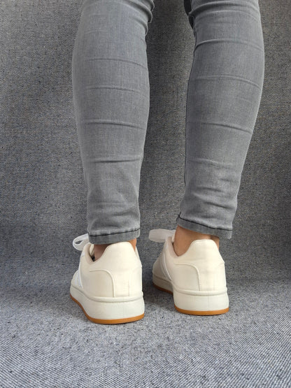 Chaussures baskets basses beige clair à bandes blanches style campus