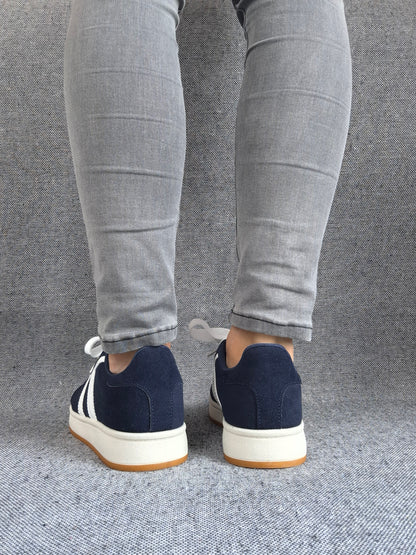 Chaussures baskets basses bleu marine à bandes blanches style sneakers campus