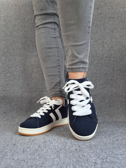 Chaussures baskets basses bleu marine à bandes blanches style sneakers campus