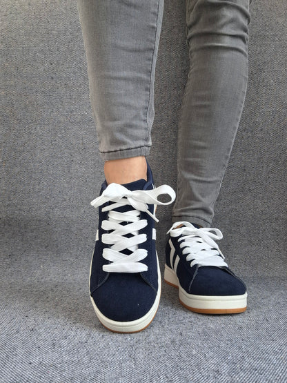 Chaussures baskets basses bleu marine à bandes blanches style sneakers campus
