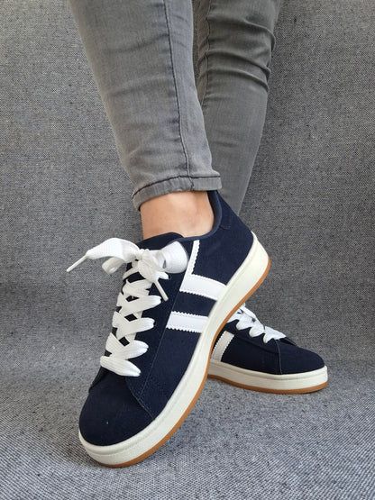 Chaussures baskets basses bleu marine à bandes blanches style sneakers campus