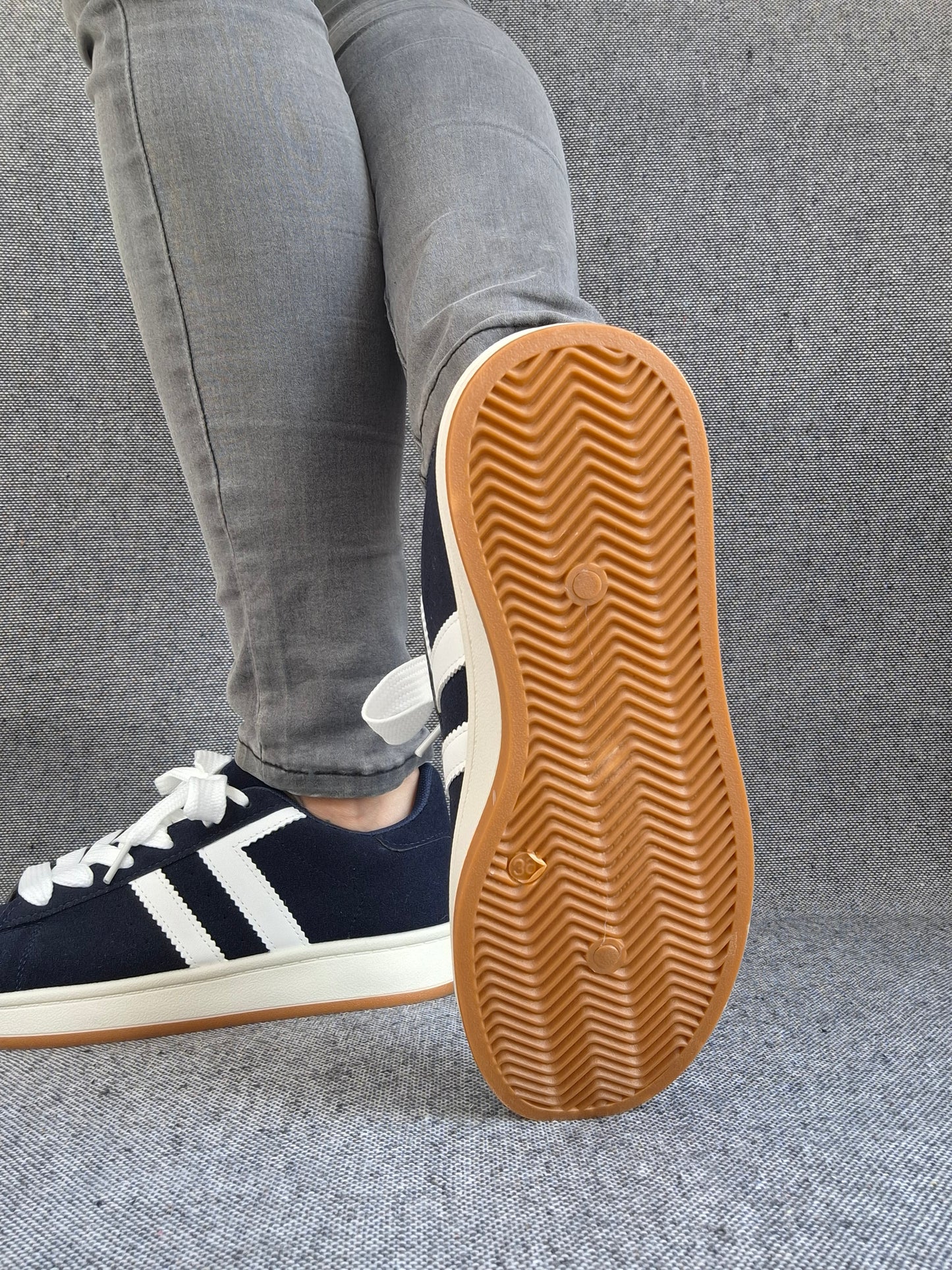 Chaussures baskets basses bleu marine à bandes blanches style sneakers campus
