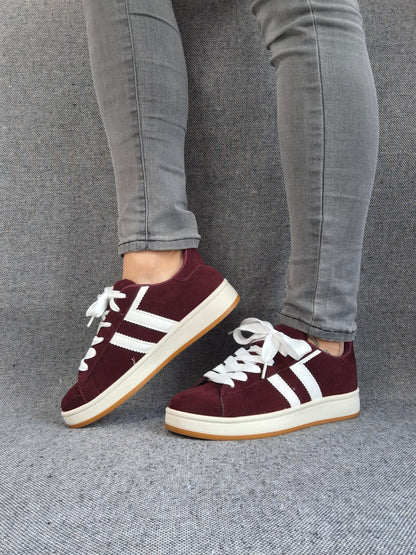 Chaussures baskets basses bordeaux à bandes blanches style campus