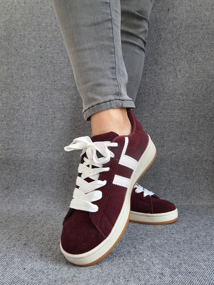 Chaussures baskets basses bordeaux à bandes blanches style campus