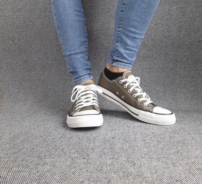 Baskets basses kaki et blanc type converse