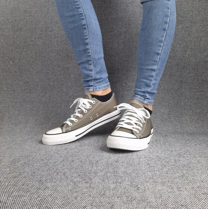 Baskets basses kaki et blanc type converse