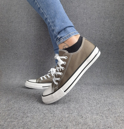 Baskets basses kaki et blanc type converse