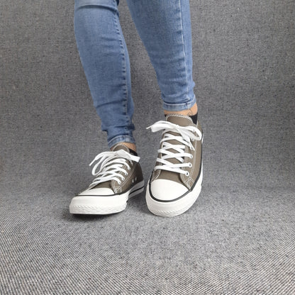 Baskets basses kaki et blanc type converse