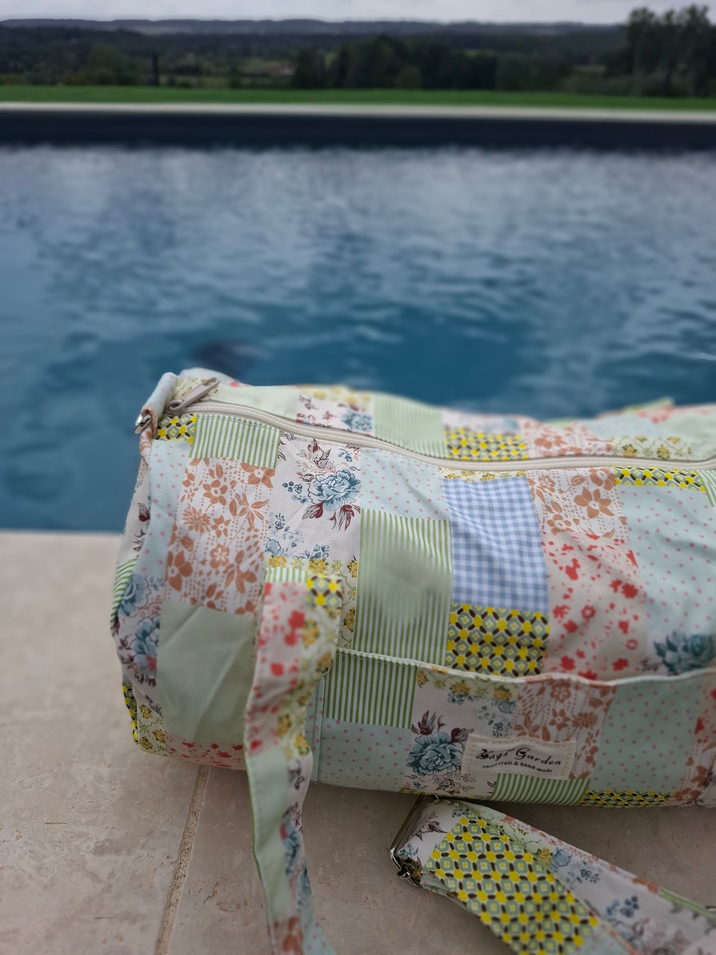 Sac polochon week end de voyage en tissu coton patchwork multicolore fleuri vert clair et jaune