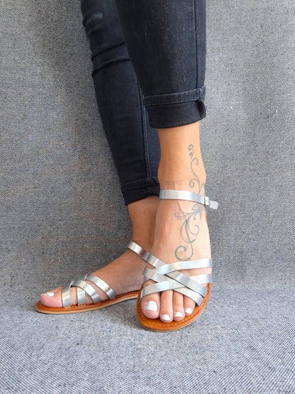 Chaussures sandales plates à brides entrecroisées argent