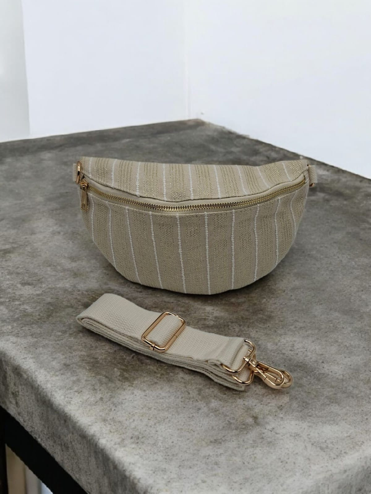 Sac banane en coton tissu bohème beige à rayures blanc doré