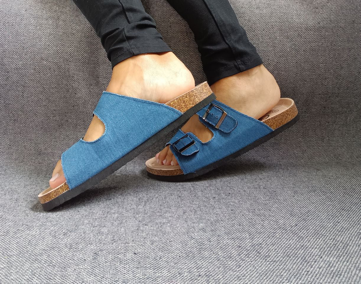 Chaussures sandales intérieur cuir denim de couleur bleue style Birkenstock