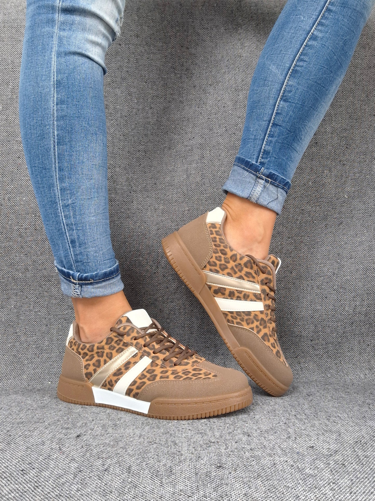 Chaussures baskets imprimé léopard avec bandes blanches et dorées type sneakers