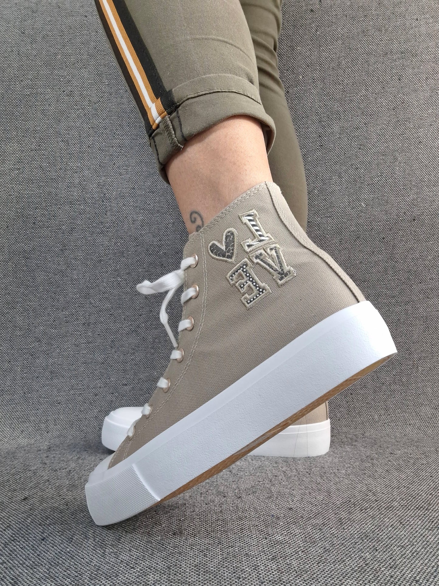 Chaussures baskets hautes tissu beige taupe blanc inscription "LOVE" style converse