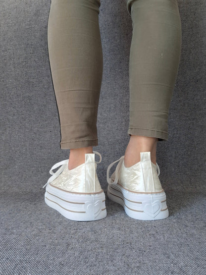 Chaussures baskets basses semelle compensée tissu rigide beige irisé avec motifs zebré style converse plateforme