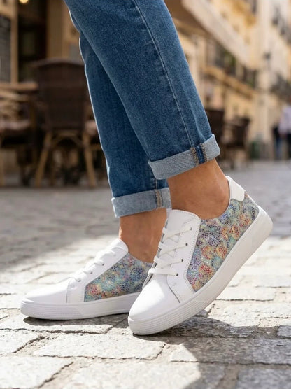 Chaussures baskets basses en cuir blanche imprimé floral multicolore dans des tons pastel
