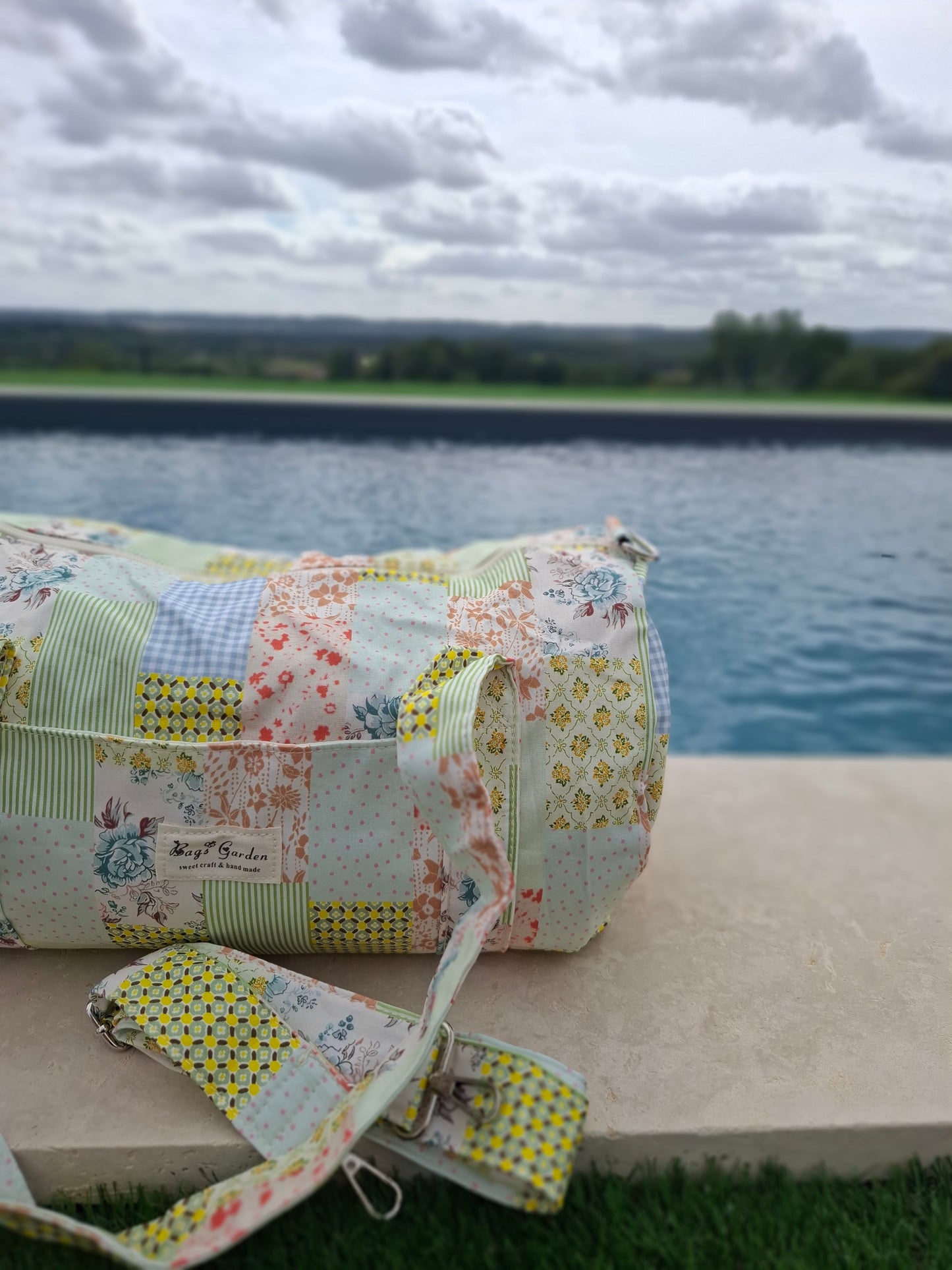 Sac polochon week end de voyage en tissu coton patchwork multicolore fleuri vert clair et jaune