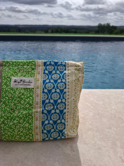 Trousse en tissu imperméabilisé motifs patchwork multicolores imprimés floraux et géométriques vert beige bleu