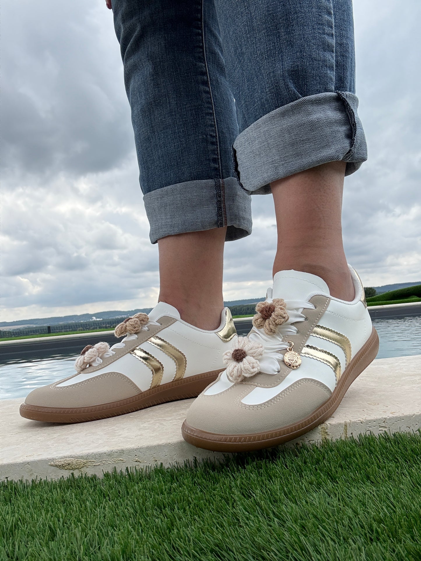 Nouveautés - Chaussures baskets plates beige et blanches avec deux bandes dorées (bijoux de lacets)