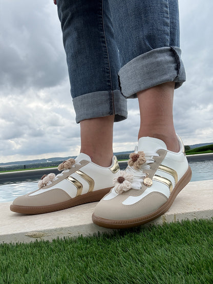 Nouveautés - Chaussures baskets plates beige et blanches avec deux bandes dorées (bijoux de lacets)