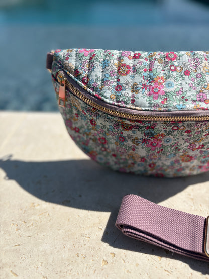 Sac banane en coton matelassé liberty  motif fleuris rose pâle