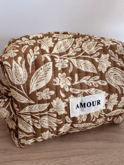 Pochette trousse en coton matelassé liberty floral toile de jouy couleur Camel et blanc