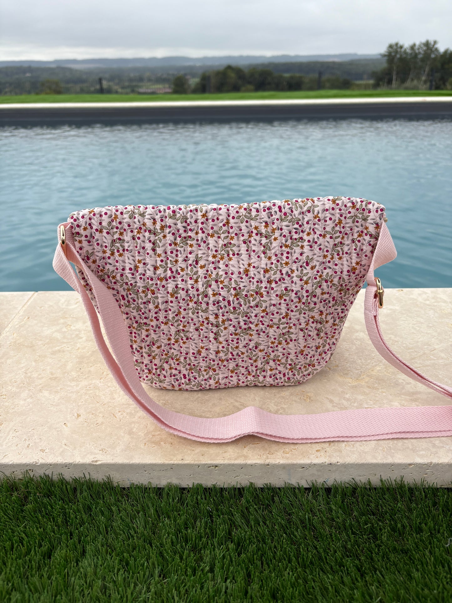 Sac banane en coton matelassé liberty baies rose crème  « La Ptite cachottière »