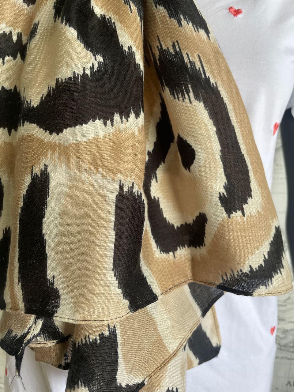 Foulard en tissu motifs léopard beige noir avec touches de doré